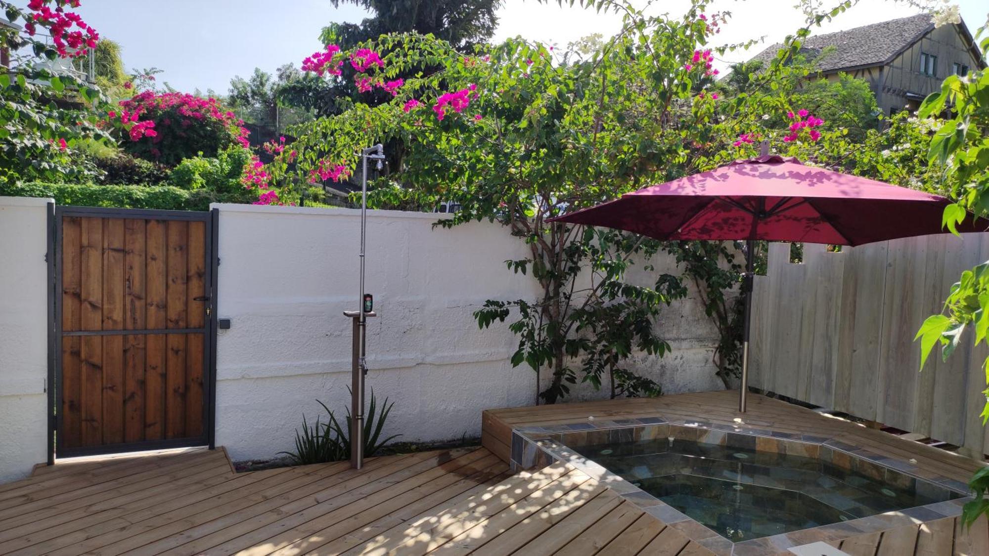Les Coulirooms - Suite Avec Jacuzzi Et Grande Terrasse Sainte-Anne  Exterior photo